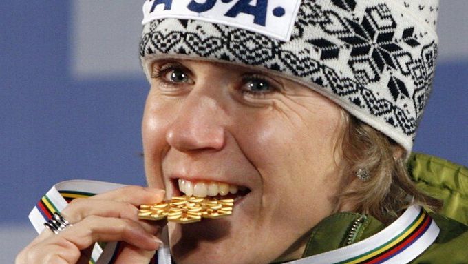 Kateřina Neumannová chutná zlatou medaili z volné desítky.