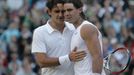 Roger Federer blahopřeje svému wimbledonskému přemožiteli Nadalovi.