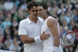 Roger Federer blahopřeje svému wimbledonskému přemožiteli Nadalovi.