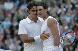 Roger Federer blahopřeje svému wimbledonskému přemožiteli Nadalovi.