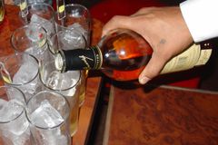Jedovatý alkohol má 16 obětí, u stánků prohibice