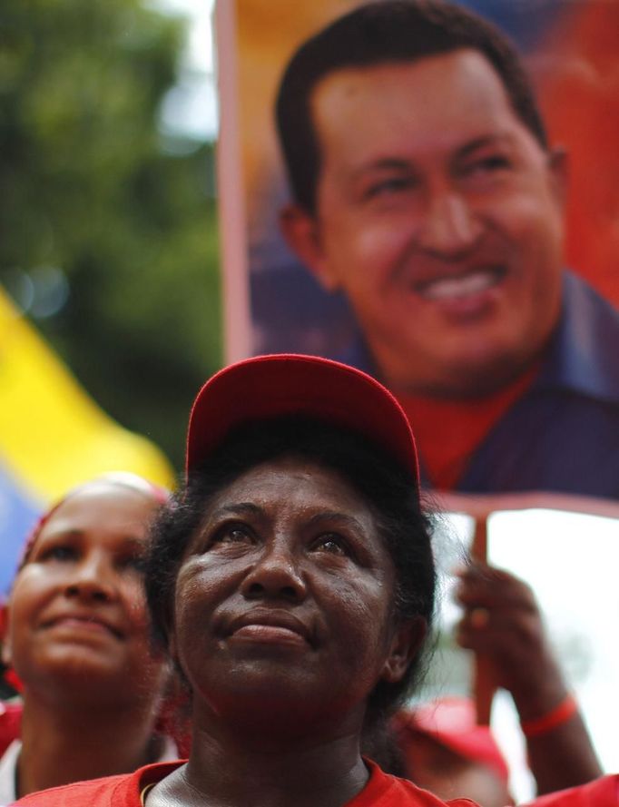 Supporters of Venezuela's President and presidential candidate Hugo Chavez listen to him during a campaign rally in Maracay October 3, 2012. REUTERS/Jorge Silva (VENEZUELA - Tags: POLITICS ELECTIONS) Published: Říj. 4, 2012, 2:33 dop.