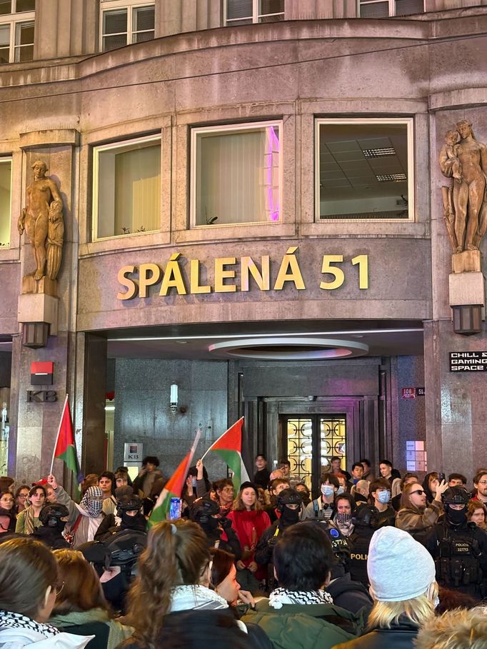 Propalestinští protestující zablokovali na Národní třídě dopravu. Nemohla projet auta ani hromadná doprava včetně tramvají.