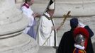 Pope Francis arrives from Saint Peter's Basilica for his inaugural mass at the Vatican, March 19, 2013. Pope Francis celebrates his inaugural mass on Tuesday among political and religious leaders from around the world and amid a wave of hope for a renewal of the scandal-plagued Roman Catholic Church. REUTERS/Stefano Rellandini (VATICAN - Tags: RELIGION POLITICS) Published: Bře. 19, 2013, 8:59 dop.