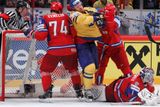 Dmitrij Kalinin vráží hokejku do obličeje Johana Franzéna. Přihlíží Alexej Jemelin, na ledě leží Semjon Varlamov.
