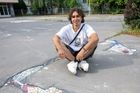 Z Porta do Pardubic. Student umění oživuje ulice barevnými mozaikami