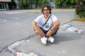 Z Porta do Pardubic. Student umění oživuje ulice barevnými mozaikami