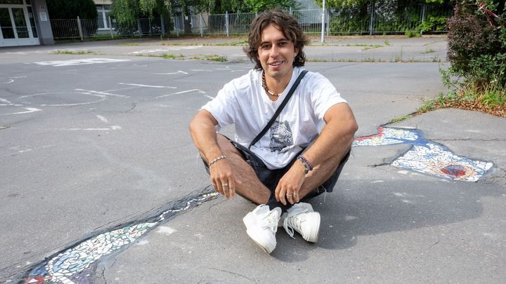 Z Porta do Pardubic. Student umění oživuje ulice barevnými mozaikami; Zdroj foto: ČTK