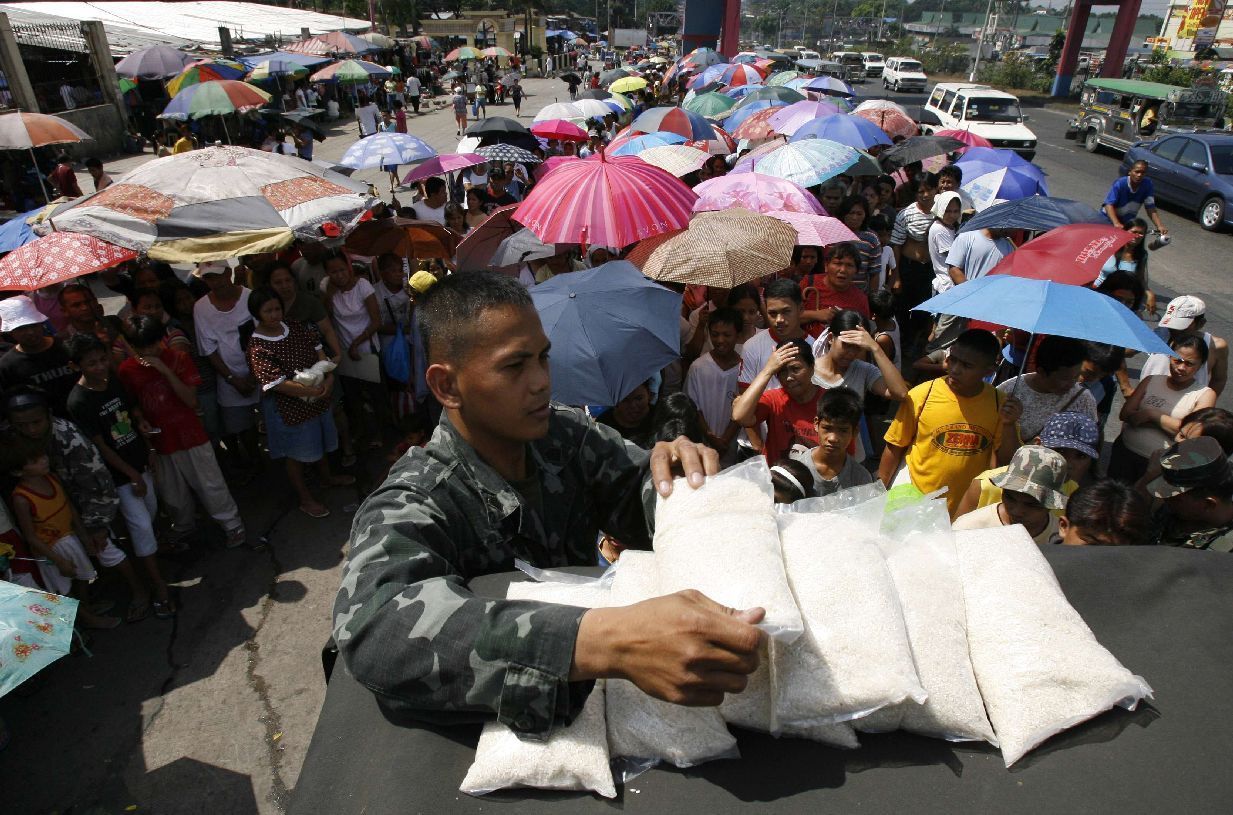 Distribuce vládou dotované rýže v Manile