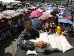 Filipínský voják kontroluje v Manile pytlíky rýže, které jsou na pokyn místní vlády prodávány za zvýhodněné ceny těm nejpotřebnějším