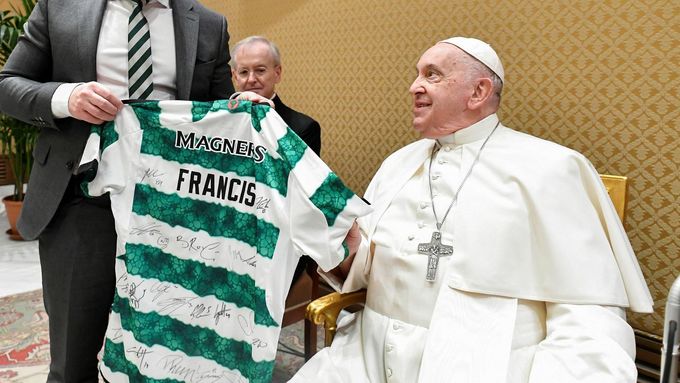 Papež František s dresem Celticu Glasgow, který obdržel v listopadu 2023