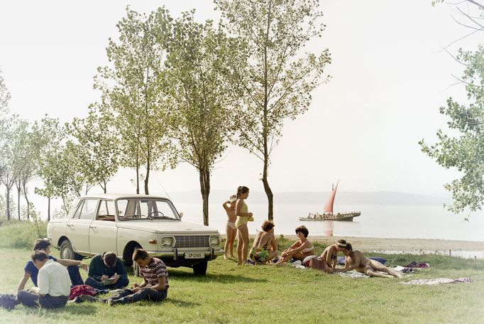 Lidé na břehu jezera Balaton v Maďarsku nedaleko obce Balatonőszöd. V pozadí je vidět plachetnice z natáčení filmu "Hvězdy Egeru". Rok 1968