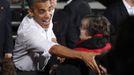 U.S. President Barack Obama greets a supporter in the audience during a campaign rally at Mentor High School in Mentor, Ohio November 3, 2012 REUTERS/Jason Reed (UNITED STATES - Tags: POLITICS ELECTIONS USA PRESIDENTIAL ELECTION) Published: Lis. 3, 2012, 5:09 odp.