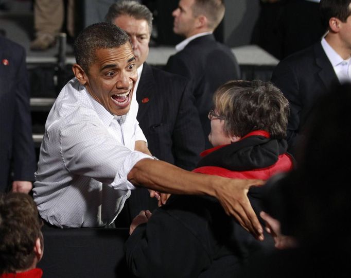 U.S. President Barack Obama greets a supporter in the audience during a campaign rally at Mentor High School in Mentor, Ohio November 3, 2012 REUTERS/Jason Reed (UNITED STATES - Tags: POLITICS ELECTIONS USA PRESIDENTIAL ELECTION) Published: Lis. 3, 2012, 5:09 odp.