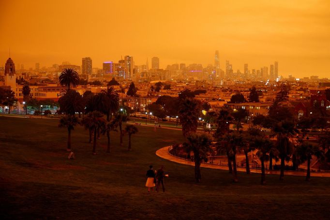 Požáry v Kalifornii zahalily San Francisco do rudé tmy.