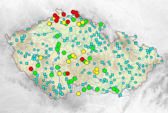 Aktuální povodňová mapa - sobota 7. 8. - 19:10 hod. Zelená kolečka označují první povodňový stupeň (bdělost), žlutá druhý povodňový stupeň (pohotovost), červená třetí povodňový stupeň (ohrožení).