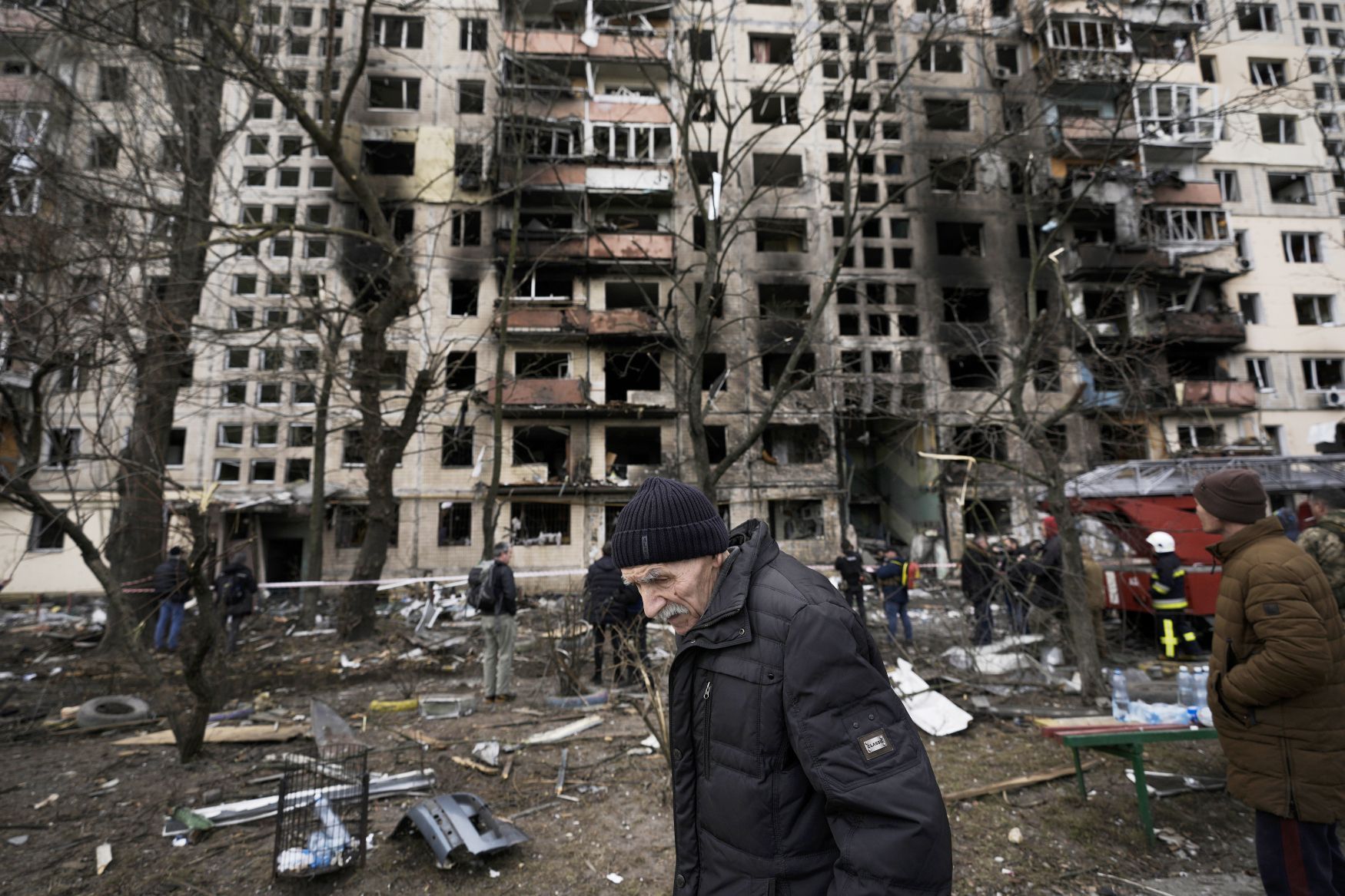 Foto / 14. 3. 22 / Kyjev / Bombardování, trosky, panelák, civilisté, ostřelování / Ukrajina