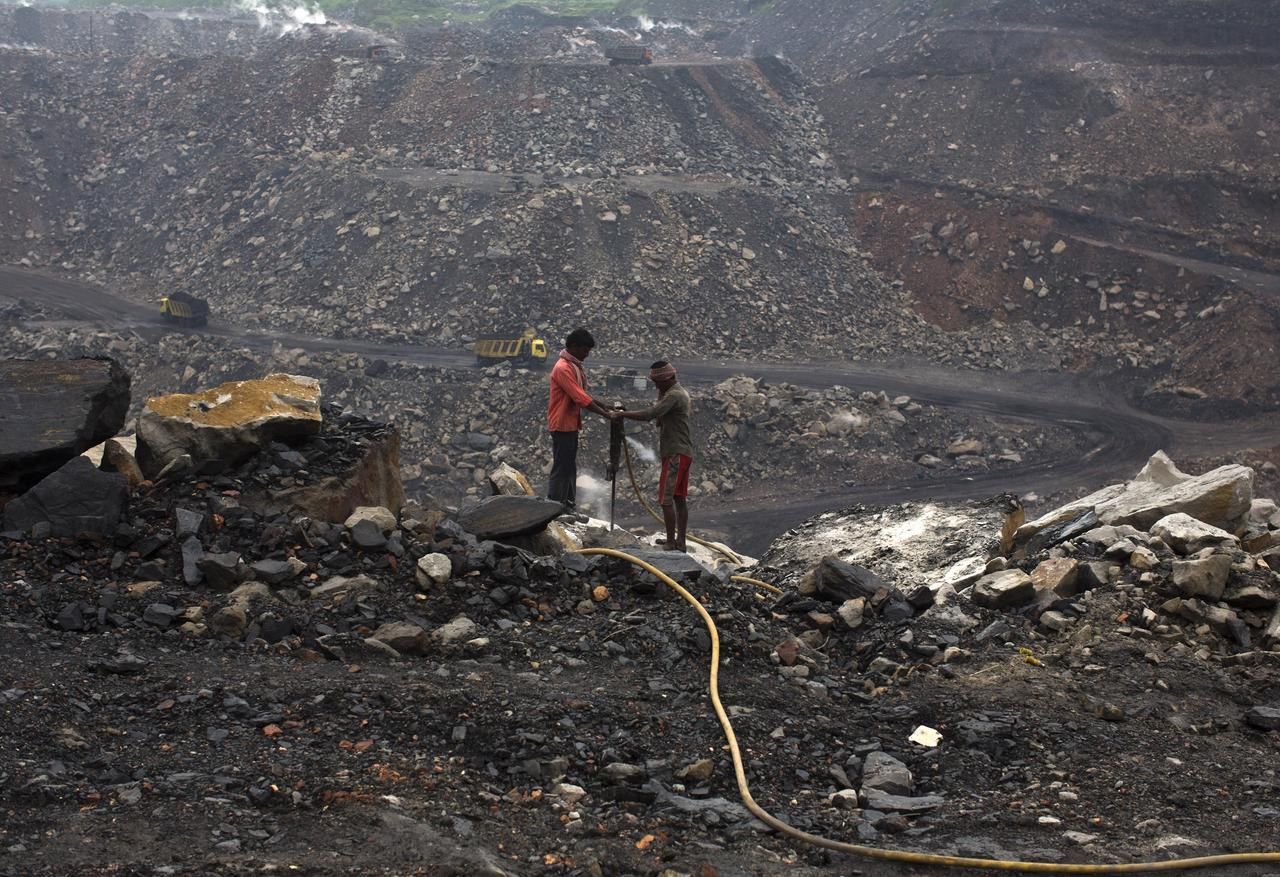 Foto: Ruční těžba uhlí v Indii