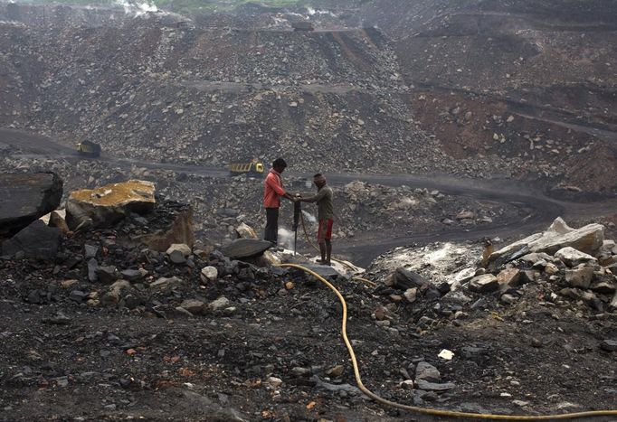 Workers drill at an open cast coal field at Dhanbad district in the eastern Indian state of Jharkhand September 18, 2012. With oil and gas output disappointing and hydropower at full throttle, Asia's third-largest economy still relies on coal for most of its vast energy needs. About 75 percent of India's coal demand is met by domestic production and, according to government plans, that won't change over the next five years. Picture taken September 18, 2012. To match INDIA-COAL/ REUTERS/Ahmad Masood (INDIA - Tags: BUSINESS EMPLOYMENT ENERGY SOCIETY ENVIRONMENT) Published: Říj. 21, 2012, 10:10 odp.