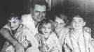 Leo a Hermína Popperovi se svými syny Jiřím, Otou a Hugem, 1934.
