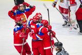 Ruské hokejistky se radují z postupu do semifinále MS do osmnácti let. Češky porazily v Přerově 2:0. Podívejte se na fotky.