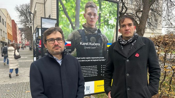 Aktuálně.cz přináší informace z místa, kde lidé mohli vidět portréty padlých českých dobrovolníků. Mluví Jiří Linka, Jiří Robenek a mladí lidé.