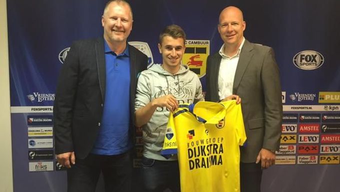 Dominik Mašek s agentem Davidem Nehodou (vlevo) po uzavření kontraktu s Leeuwardenem