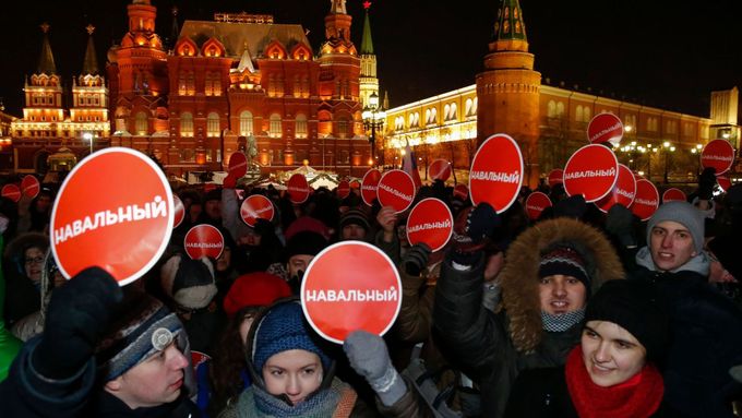 Podporovatelé opozičního lídra a protikorupčního blogera Alexeje Navalného na demonstraci nedaleko Kremlu.