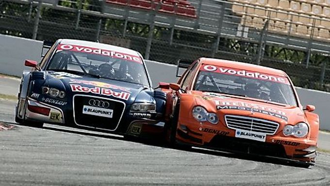 Jeden z ostrých soubojů v Barceloně. Mattias Ekström s Audi (vlevo) se přetlačuje s Danielem la Rosou za volantem Mercedesu.