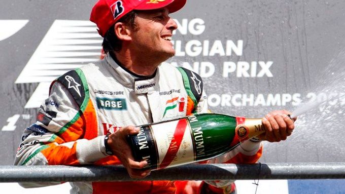 Giancarlo Fisichella slaví historický úspěch pro stáj Force India.