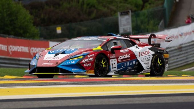 Pohled z kokpitu Lamborghini během jízdy na slavné trati ve Spa-Fracorchamps