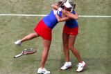 České tenistky Lucie Hradecká (vlevo) a Andrea Hlaváčková vyhrály nad Američankami Liezel Huberovou a Lisou Raymondovou semifinále olympiády a mají jistou minimálně stříbrnou medaili.