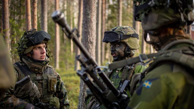 Finský voják se švédskými spolubojovníky na manévrech Trident Juncture 2018. Největšího cvičení NATO od konce studené války se zúčastnily i armády neutrálních zemí.