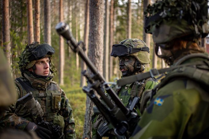 Finský voják se švédskými spolubojovníky na manévrech Trident Juncture 2018. Největšího cvičení NATO od konce studené války se zúčastnily i armády neutrálních zemí.