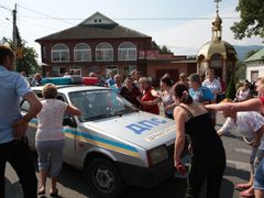 Protestující blokují v obci Bedevlja policejní auto.