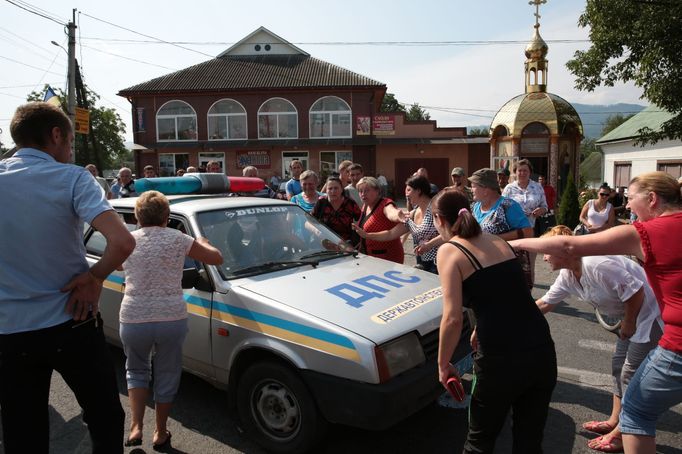 Protestující blokují v obci Bedevlja policejní auto.