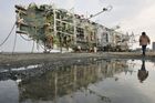 Tsunami vyplavilo na břeh Japonska obrovskou loď.