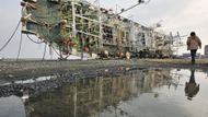 Tsunami vyplavilo na břeh Japonska obrovskou loď.