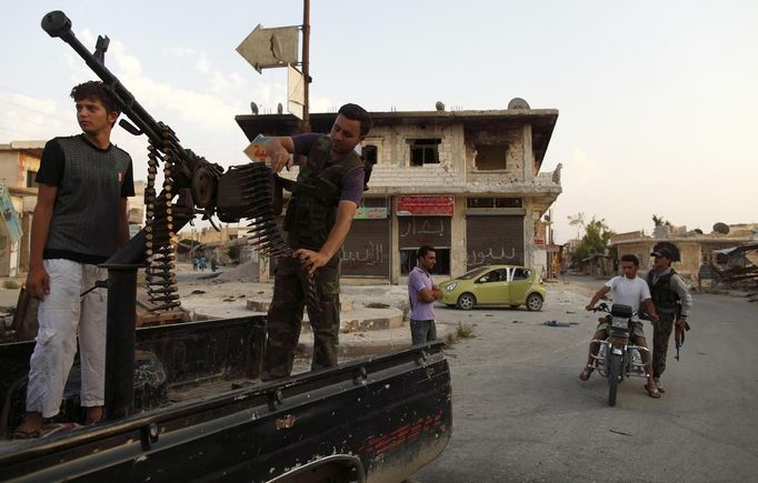 A Free Syrian Army member get ready for their patrol in Attarib on the outskirts of Aleppo province July 30, 2012. REUTERS/Zohra Bensemra (SYRIA - Tags: POLITICS CONFLICT CIVIL UNREST) Published: Čec. 30, 2012, 7:41 odp.