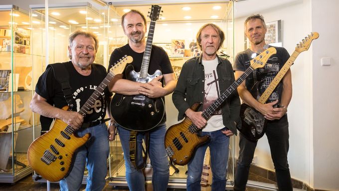 Foto: Clapton, ZZ Top i Ledecký. Výstava odhaluje, že je spojuje český mistr kytarář