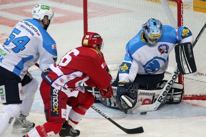 Hokej, extraliga, Slavia - Plzeň: Daniel Vrdlovec - Tomáš Slovák a Marek Mazanec