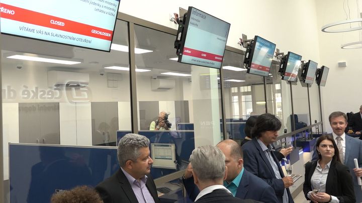 Dráhy otevřely nové pokladny na Masarykově nádraží. To už nemá být ostudou Prahy