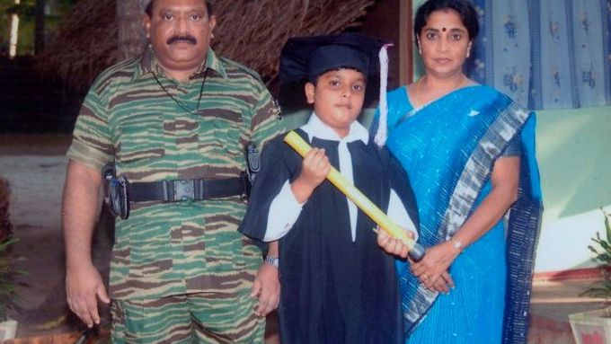 O Prabhakaranově soukromém životě není mnoho známo. Na snímku se svou ženou Mathivathani a mladším synem Balachandranem