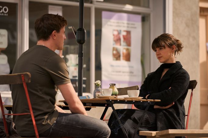 Daisy Edgar-Jonesová jako Marianne a Paul Mescal v roli Connella.