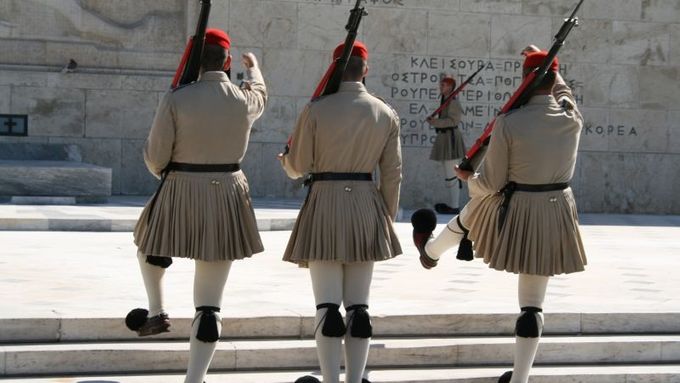 Čestná stráž před budouvou řeckého parlamentu. Ilustrační snímek