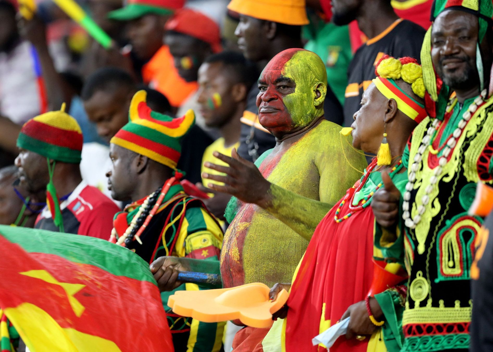 Fanoušci na zápase Komor s Kamerunem
