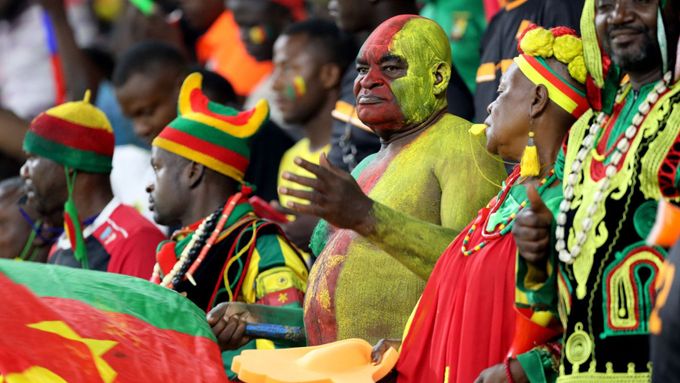 Fanoušci na zápase Komor s Kamerunem