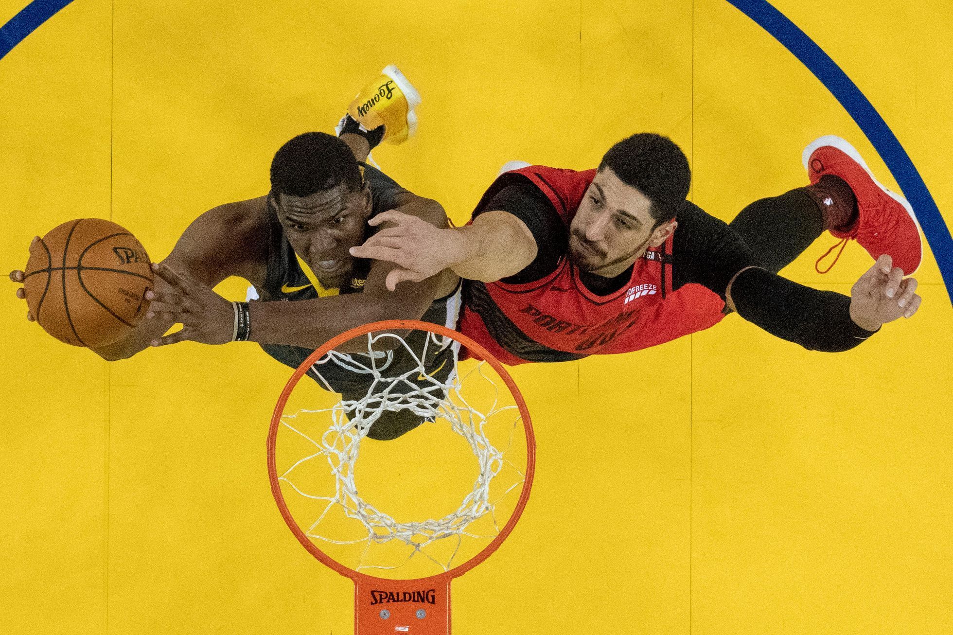 Golden State Warriors (Kevon Looney) vs Portland Trail Blazers (Enes Kanter) v play off NBA 2019