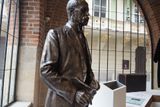 1918: Busta prvního československého prezidenta a také profesora filozofie na pražské univerzitě. Dodnes tato busta na Filozofické fakultě UK stojí.