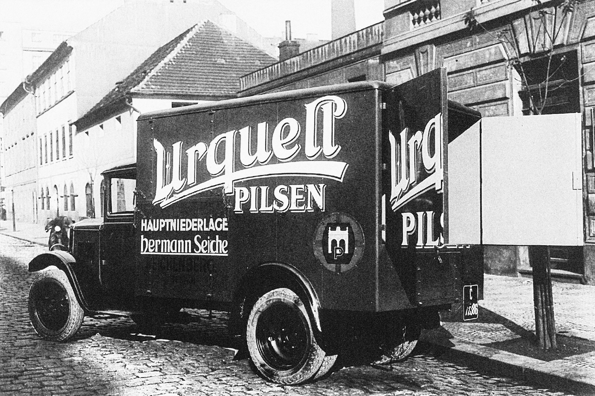 Fotogalerie / Před 115 lety byla podepsána smlouva o zřízení továrny na automobily Praga